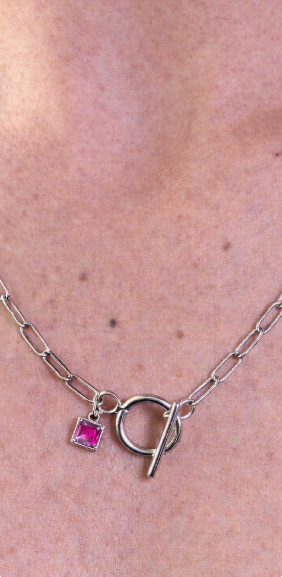 Collier gros maillons argenté - Touche rose raffinée